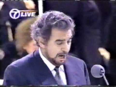 Placido Domingo sings Panis angelicus and Ave Maria