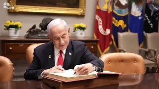 ראש הממשלה נתניהו מתקבל בבית הלבן ע"י נשיא ארה"ב טראמפ (עדכוני משרד ראש הממשלה) - התמונה מוצגת ישירות מתוך אתר האינטרנט יוטיוב. זכויות היוצרים בתמונה שייכות ליוצרה. קישור קרדיט למקור התוכן נמצא בתוך דף הסרטון