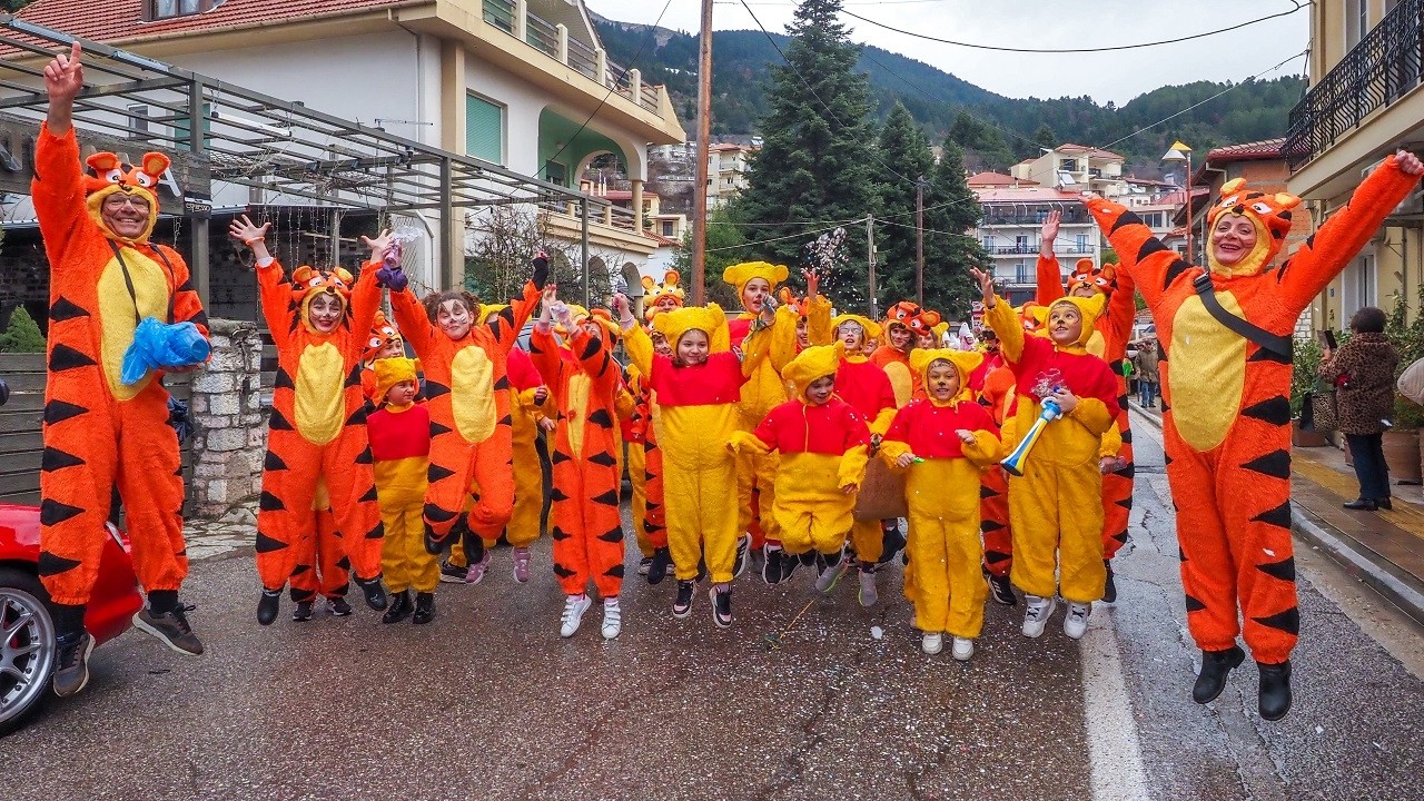 Οι καρναβαλιστές δεν πτοήθηκαν από τον άστατο καιρό! Η αποκριάτικη παρέλαση στο Καρπενήσι (21.2.26)
