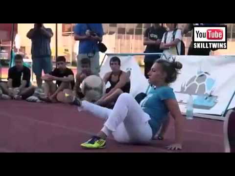 Mulher jogando futebol(1)