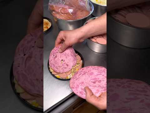 پیتزا داوود کسی‌که برای اولین بار این غذای خوشمزه رو وارد ایران کرد #food #pizza #burger #foodie