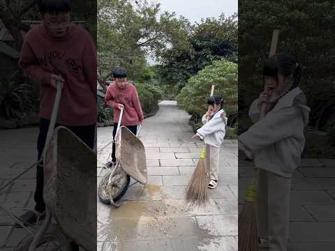 Anh làm đổ sỏi, em chạy đến quét… người bị mắng lại là em.