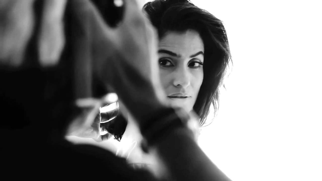 Renata Vasconcellos em vídeo: "Fora das telas eu sou assim: rasteirinha, jeans e coque para trás"