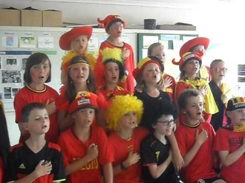 L3 zingt het Belgisch volkslied.