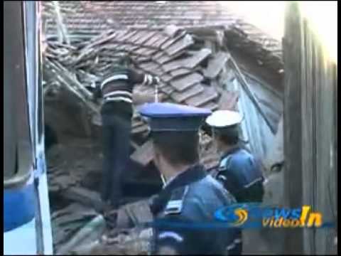 Accident grav in Poienari- Un autobuz a intrat in curtea unui om.flv