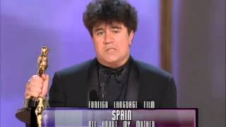 Pedro Almodóvar odbiera Oscara za najlepszy film nieanglojęzyczny