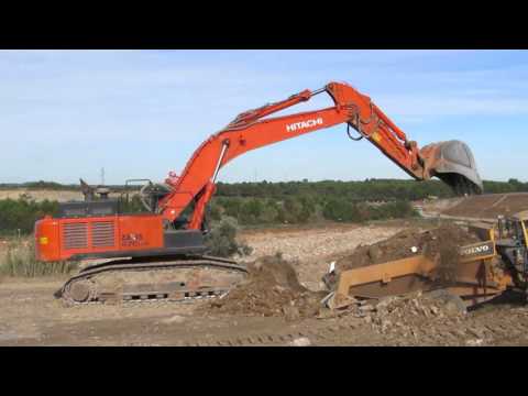 Hitachi ZX470 loading Volvo A30F