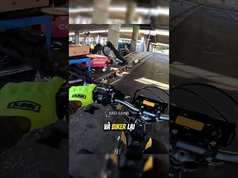 Biker Ra Tay Giải Cứu Chú Robot Giao Hàng Bị Mắc Kẹt
