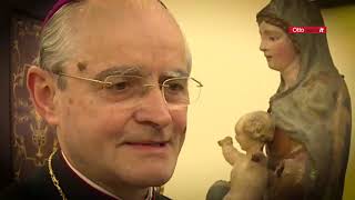 suona-il-piano-e-canta-gli-auguri-del-vescovo-di-avellino