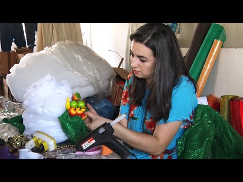 Cantagalense transforma casa da mãe em barracão para botar escola de samba de volta à avenida