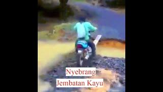 Download lagu Nyebrang Jembatan Kayu Pakai Motor, Yang Penting Nekat Dulu #short #shorts #shortvideo #shortsvideo mp3