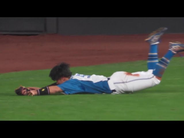 【8回表】素早い判断が生んだ超捕球!! ファイターズ・細川凌平のダイビングキャッチ!!  2023年9月17日 北海道日本ハムファイターズ 対 福岡ソフトバンクホークス