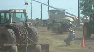 preview picture of video '1938 John Deere G Tractor Pull, Carthage, MO'