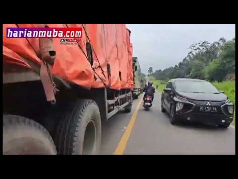 Macet Sepanjang 25 Km Akibat Banjir di Desa Peninggalan