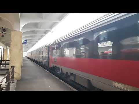The IR1660 train pulled by 060-EA #148 arrives in Ploiești Southern Railway Station 
