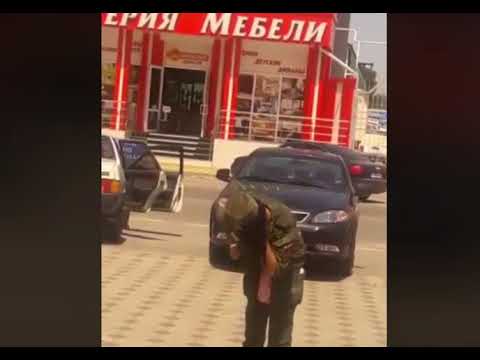 Военнослужащая ведет себя странно