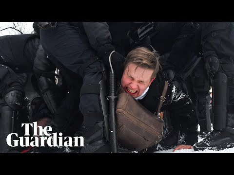 Russian police arrest protesters demanding Navalny's release