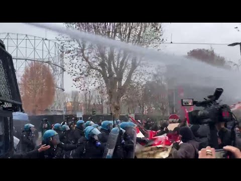 Corteo Askatasuna, scontri in corso Regina Margherita vicino al centro sociale