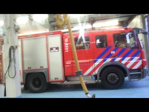 Brandweer autospuit Hendrik prio 1 uitruk meting Aardgas vanuit kazerne gefilmd met alarm