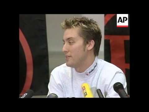 Singer aims to be first pop star in space