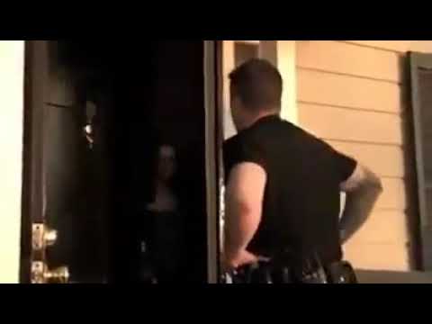 Menino chama a polícia porque a mãe o bateu e policial dá lição de moral