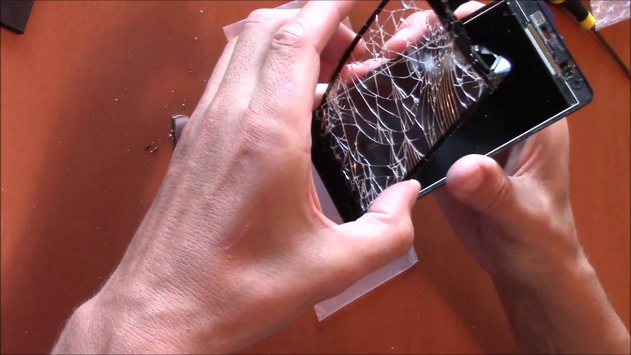 Заменить стекло экрана. Треснутое защитное стекло. Разбитый экран. Разбитый экран телефона. Треснутое защитное стекло на телефоне.