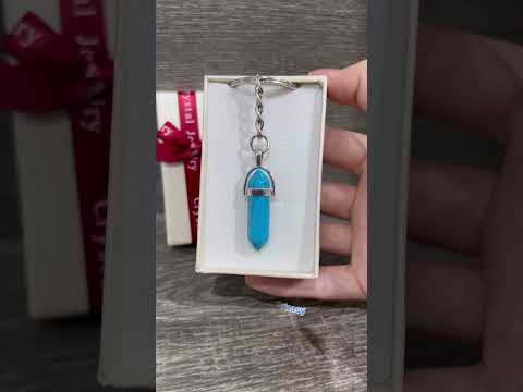 Подарок парню девушке - натуральный камень Бирюза кулон в виде кристалла шестигранника на брелке в коробочке - фото 1 - id-p2371641602