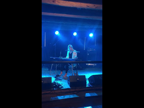 A Woman's Worth - Alice Kucevic Hugøy