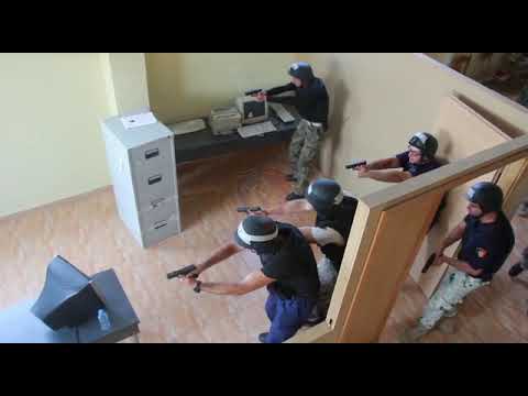 Si do te arrestohen te fortet, policia nxjerr videon: Duart lart, duart lart!