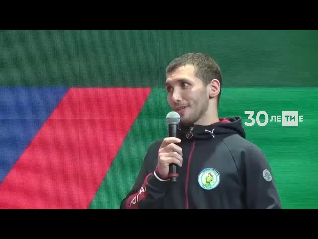 Көрәшче көрәшчегә тәкъдим ясый!