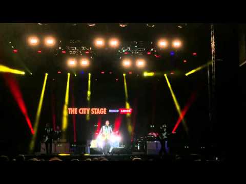 Chris Isaak - Go Walking Down There   • Super Bowl 50  San Francisco  WALKING DUDE