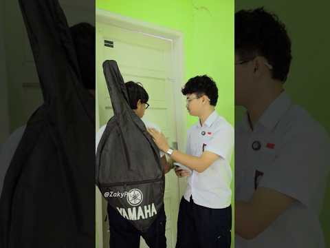 Ketika Anak Culun bawa tas gitar
