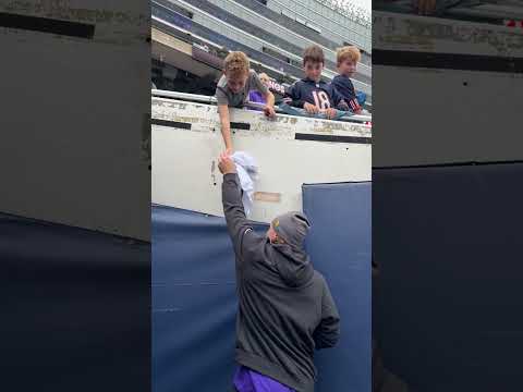 Harrison Smith taking time for young fans in Chicago