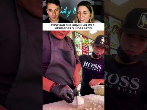 Le enseña a picar cebolla en su primer día sin humillarlo y su paciencia te conmoverá