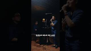 Download lagu Stevan Pasaribu & Andi Rianto - Bukan Milik Ku Lagi (Live Session) #shorts mp3