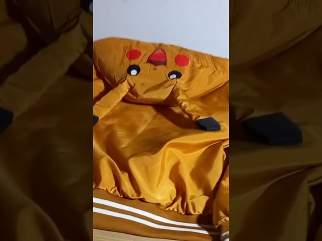 Vídeo relacionado con Pokémon Chaqueta Bomber Pikachu para Niños en Negro | Chaqueta universitaria unisex para niños con gráficos | Prendas de abrigo informales de manga larga | Ropa de personaje índice - 9-10 años