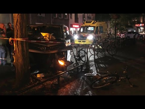 Auto crasht frontaal op boom op de Vechtstraat in Zwolle | A1 Ambulance 04-103 Zwolle met spoed