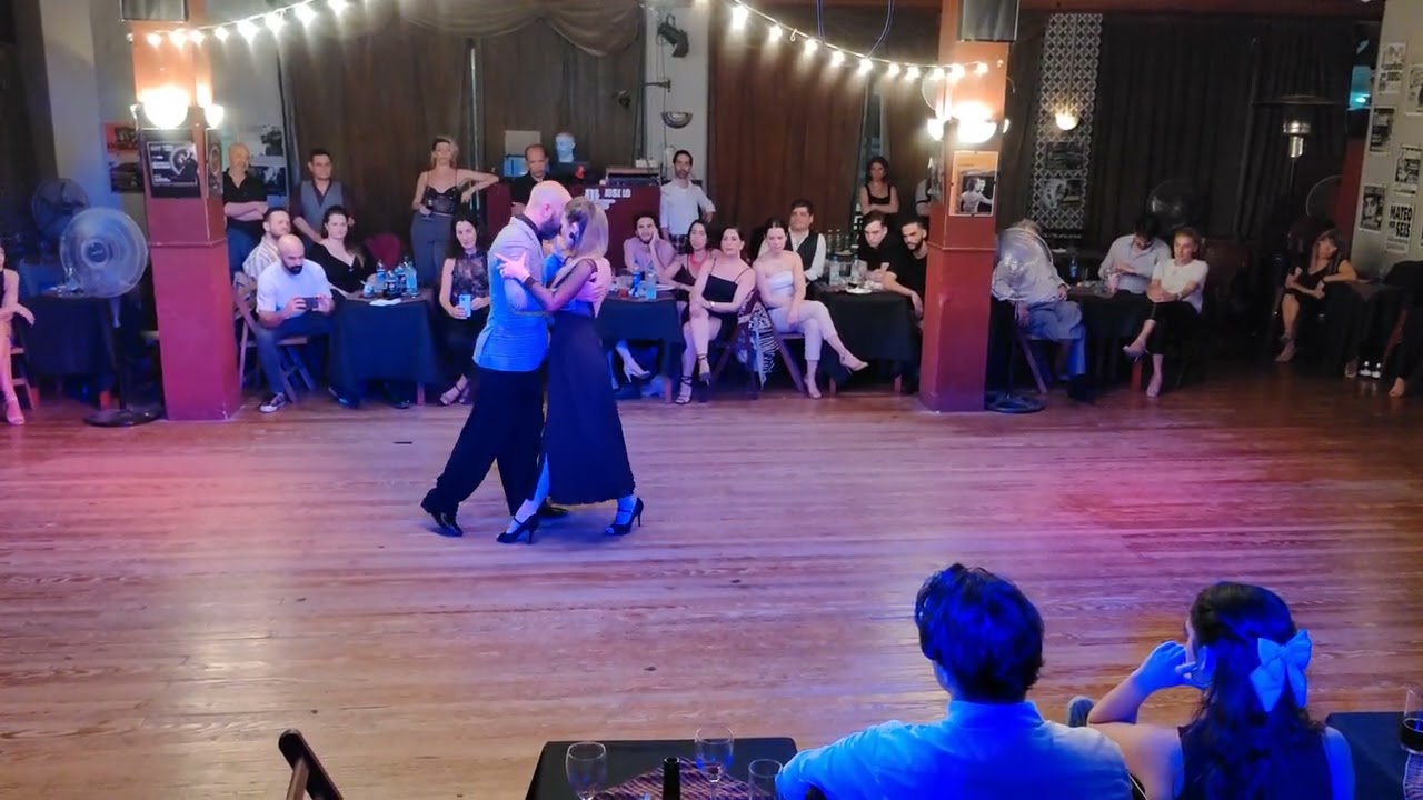 Video thumbnail for "A Los Amigos" - Lorena González y Gastón Camejo