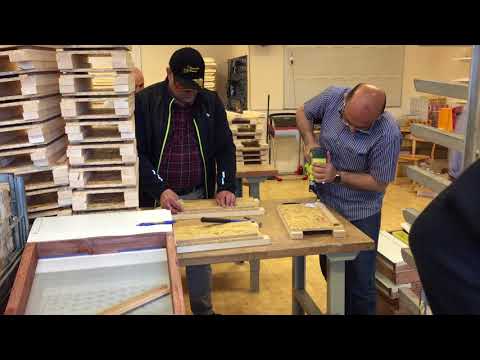 Arbete med kupmaterial till bikupor