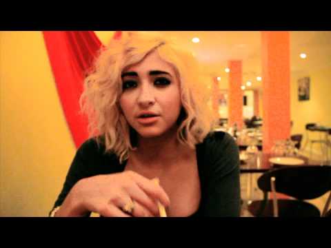 Pt 2 Christina Curry tries a Jasper & Jasper Electronic Cigarette Xplorer mini starter kit