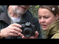 Aapjes kijken en vastleggen tijdens workshop apenfotografie