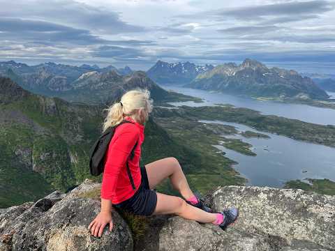 Very rewarding hike to Fløya and Djevelporten in Svolvær, Lofoten, Norway