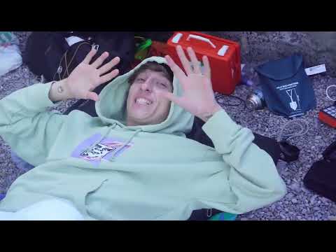 Sopravvivo su una spiaggia deserta _PERICOLOSO_ @TheBorderline @bludemons123