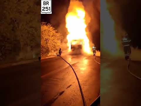 Carreta teve inicio de incêndio na BR 251 em Francisco Sá MG.