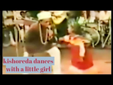 Main Hoon Jhum Jhum Jhumroo - Kishoreda Sings and Dances with a little Girl
