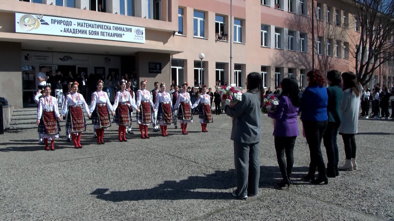 Зрелостниците на ПМГ поканиха своите класни ръководители с огнено шоу