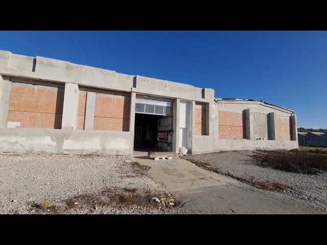 Massazza - capannone. € 130.000