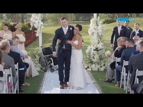 新郎は奇跡的に半身不随になった後、バージンロードを歩く