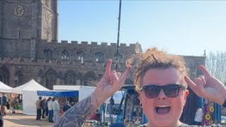 ENGLISH BUSKER SINGS YOUR SONGS!