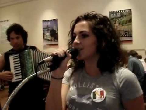 Aliana singing A La Luna at Italian Weekend